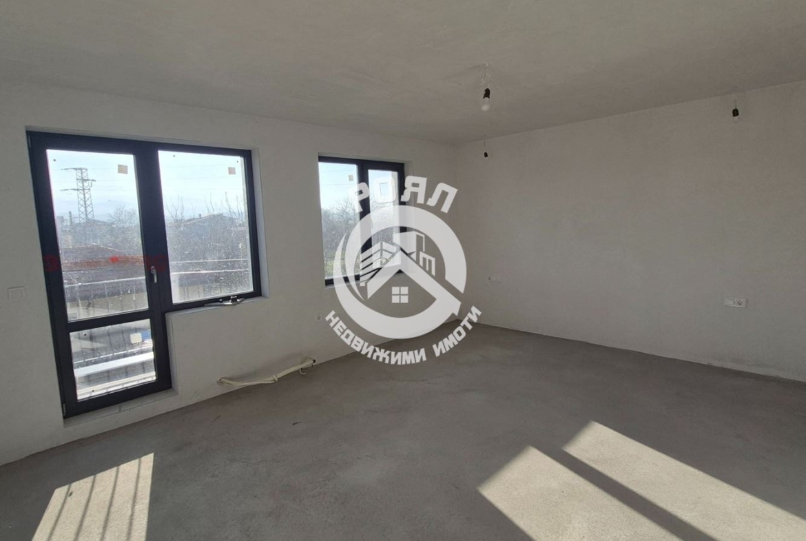 Роял Имоти предлага за продажба двуетажна къща в с.Златитрап - 0