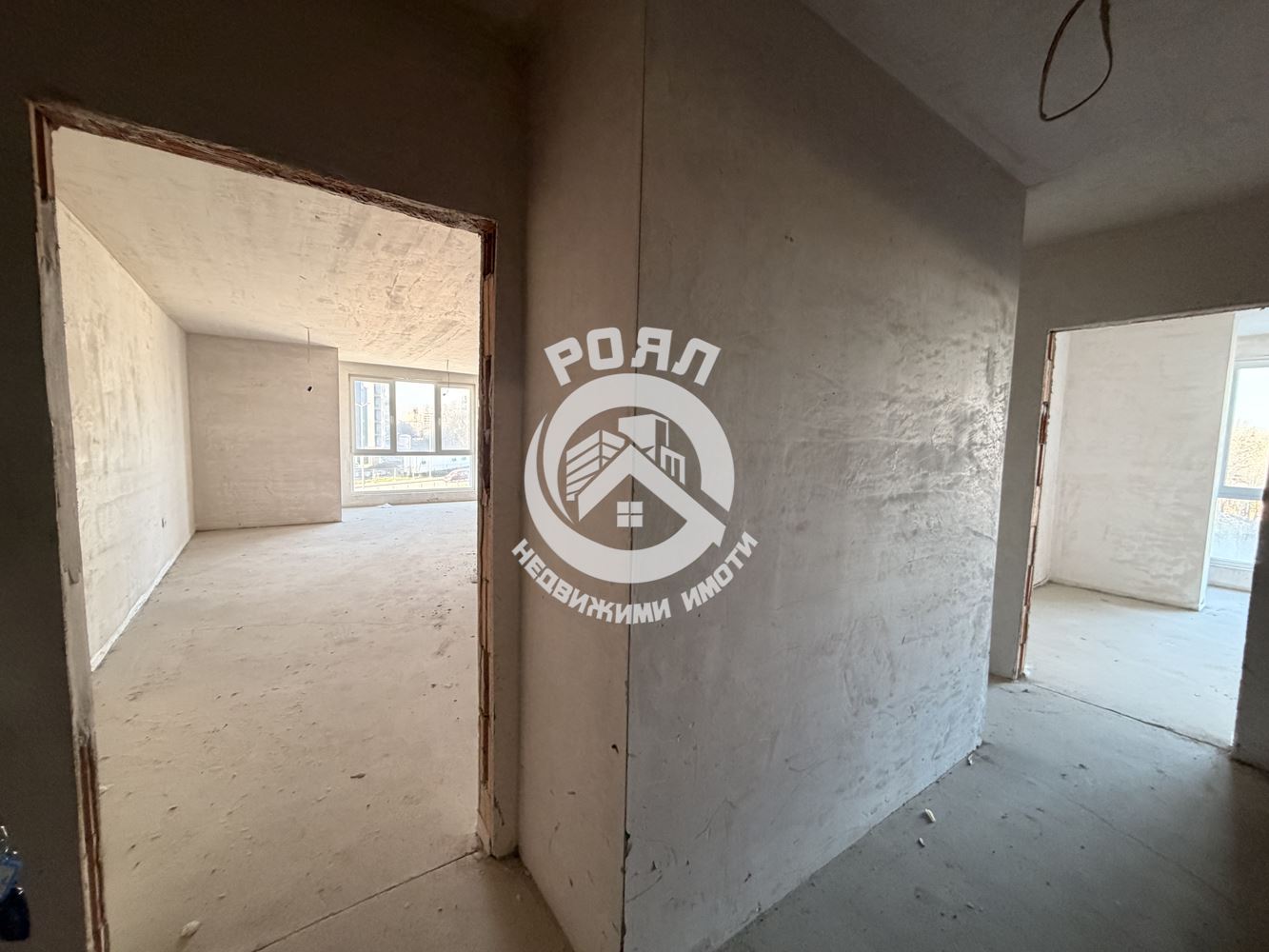 Роял имоти продава Ексклузивно тристаен апартамент, с акт 16, кв.Гагарин, Пловдив - 0