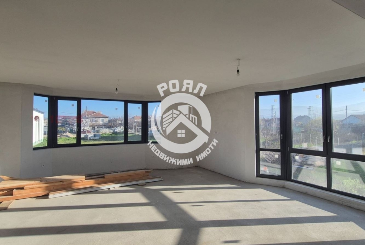 Роял Имоти предлага за продажба двуетажна къща в с.Златитрап - 0