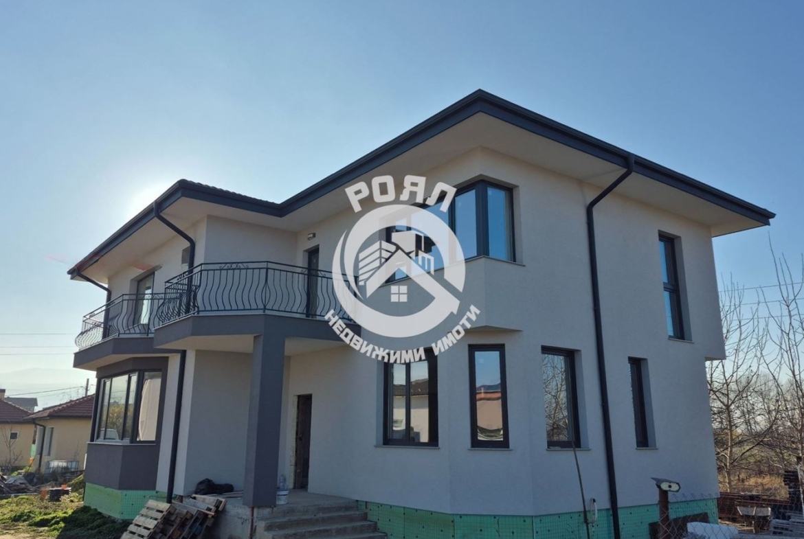 Роял Имоти предлага за продажба двуетажна къща в с.Златитрап - 0