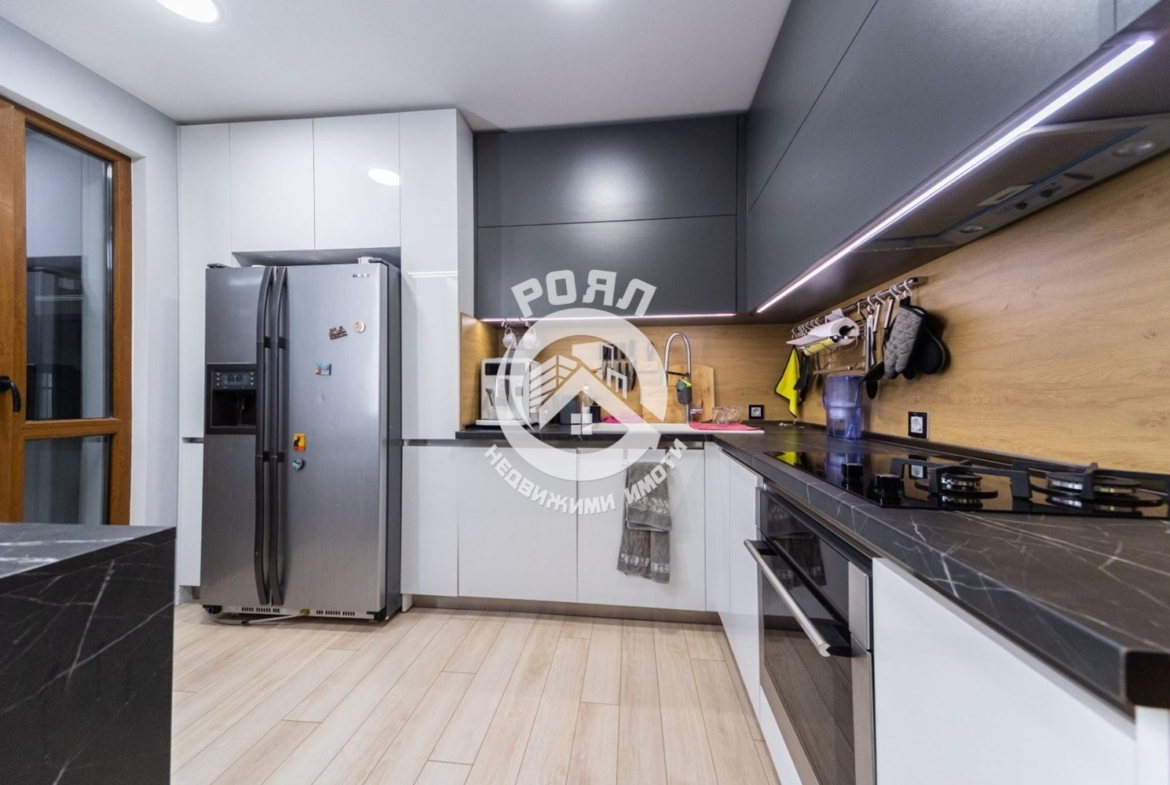 Роял имоти продава тристаен апартамент в центъра на гр. Първомай - 0