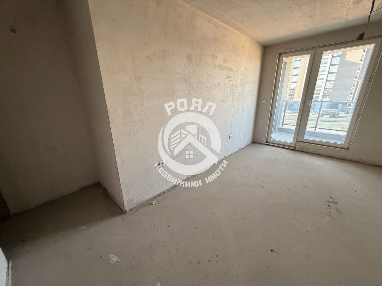 Роял имоти продава Ексклузивно тристаен апартамент, с акт 16, кв.Гагарин, Пловдив - 0