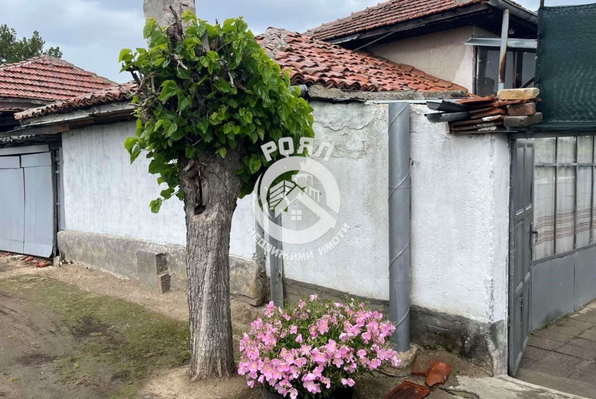 Роял Имоти продава къща в с.Голям чардак. - 0