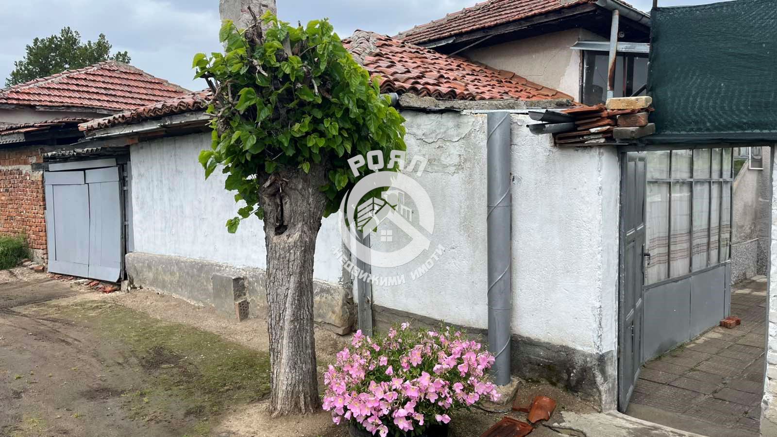 Роял Имоти продава къща в с.Голям чардак. - 0