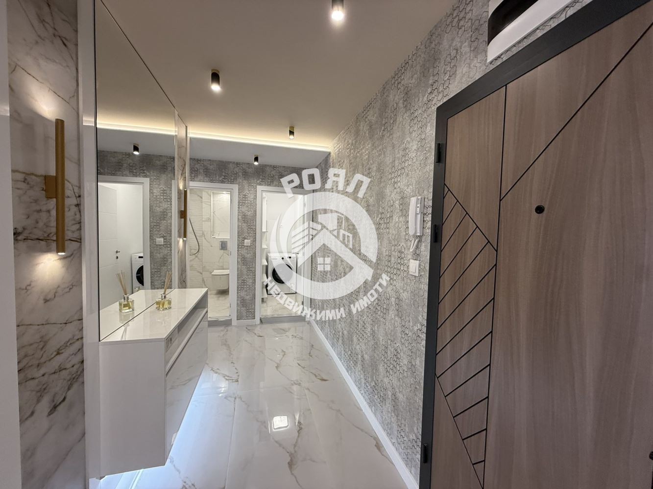 Роял Имоти продава стилен и напълно обзаведен тристаен апартамент в кв. Остромила, Пловдив - 0