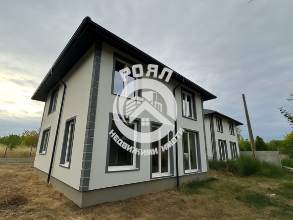 Роял Имоти продава Ексклузивно две двуетажни къщи в гр.Стамболийски - 0