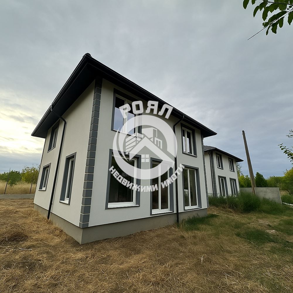 Роял Имоти продава Ексклузивно две двуетажни къщи в гр.Стамболийски - 0