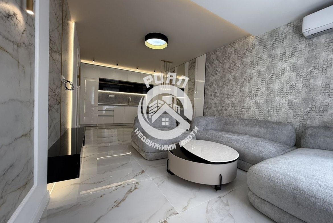 Роял Имоти продава стилен и напълно обзаведен тристаен апартамент в кв. Остромила, Пловдив - 0