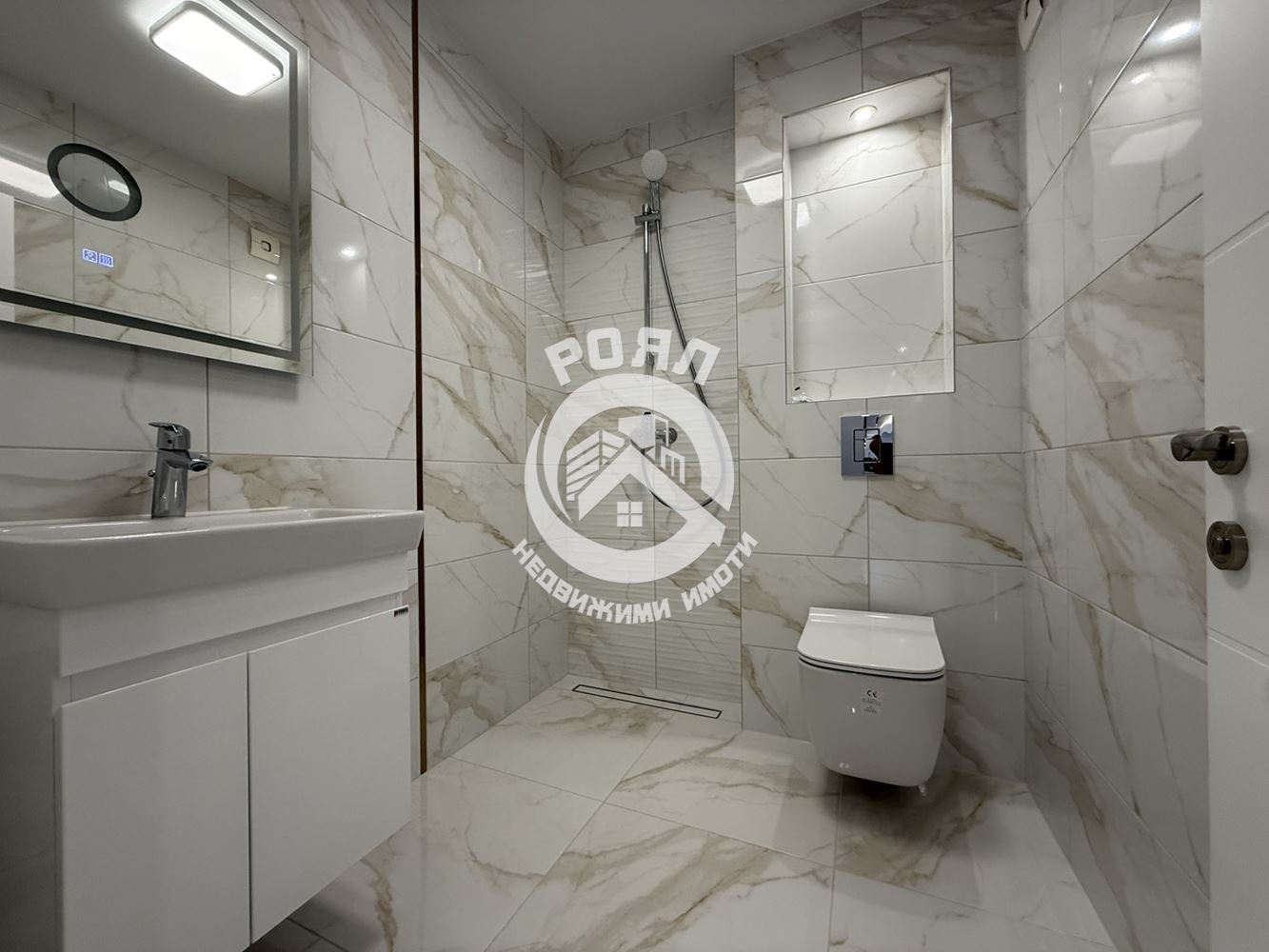 Роял Имоти продава стилен и напълно обзаведен тристаен апартамент в кв. Остромила, Пловдив - 0