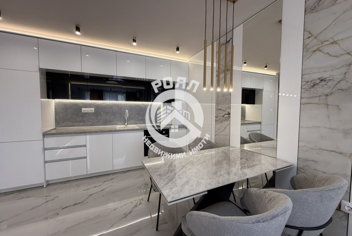 Роял Имоти продава стилен и напълно обзаведен тристаен апартамент в кв. Остромила, Пловдив - 0