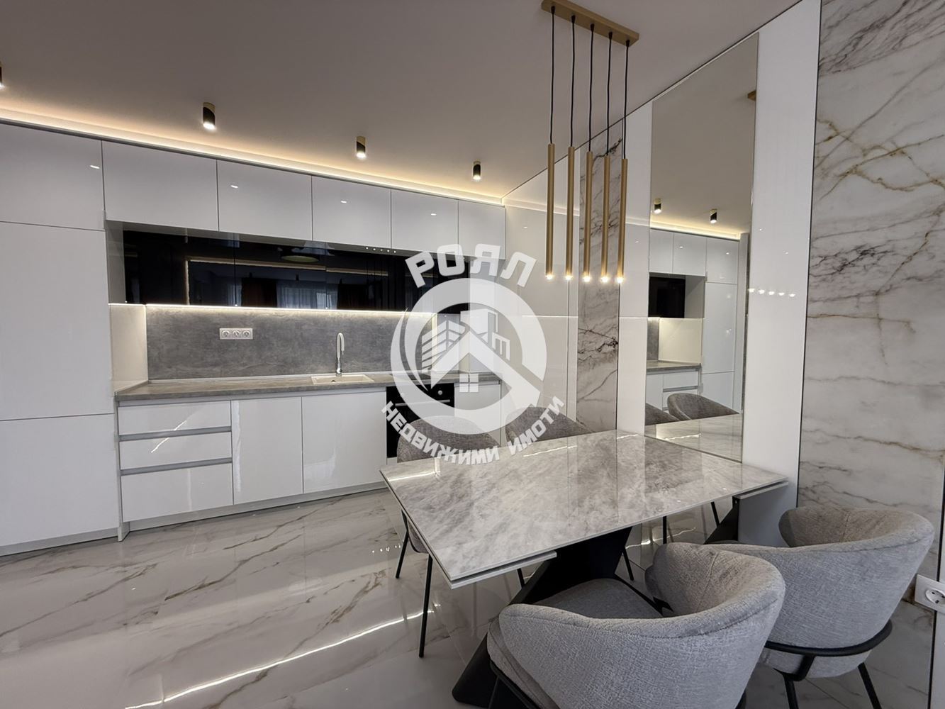 Роял Имоти продава стилен и напълно обзаведен тристаен апартамент в кв. Остромила, Пловдив - 0