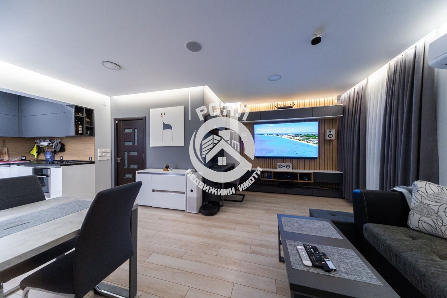 Роял имоти продава тристаен апартамент в центъра на гр. Първомай - 0