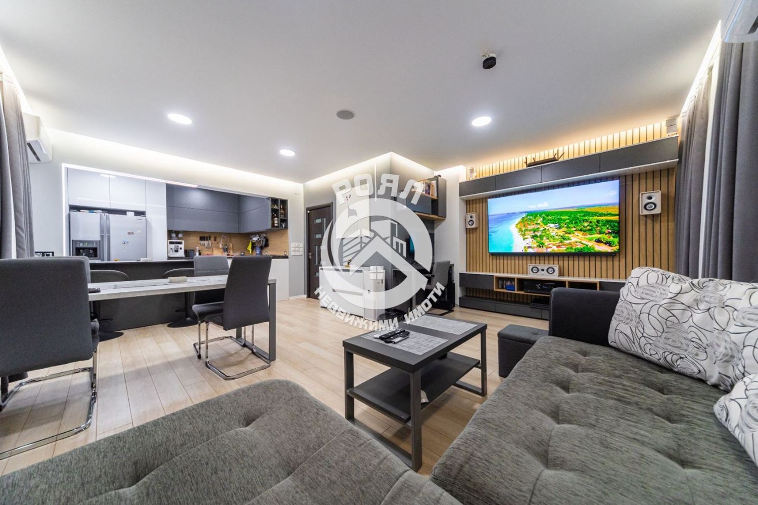 Роял имоти продава тристаен апартамент в центъра на гр. Първомай - 0