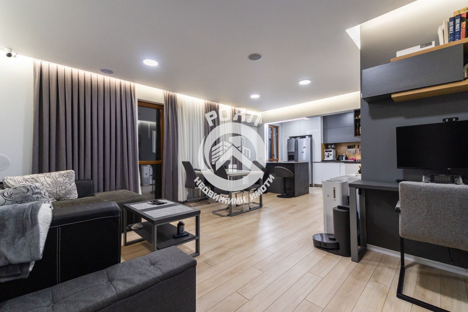 Роял имоти продава тристаен апартамент в центъра на гр. Първомай - 0