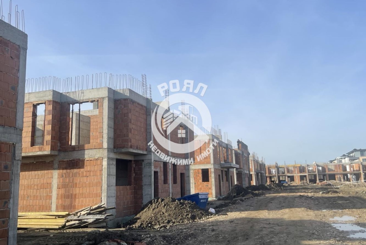 Роял Имоти продава двуетажна къща в гр.Пловдив, кв.Остромила - 0