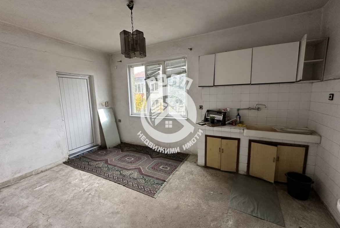 Роял Имоти продава двуетажна къща с двор в гр.Перущица - 0