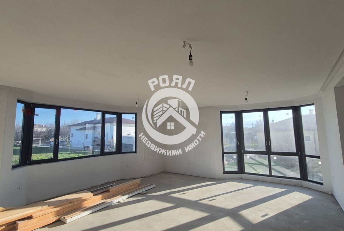 Роял Имоти предлага за продажба двуетажна къща в с.Златитрап - 0