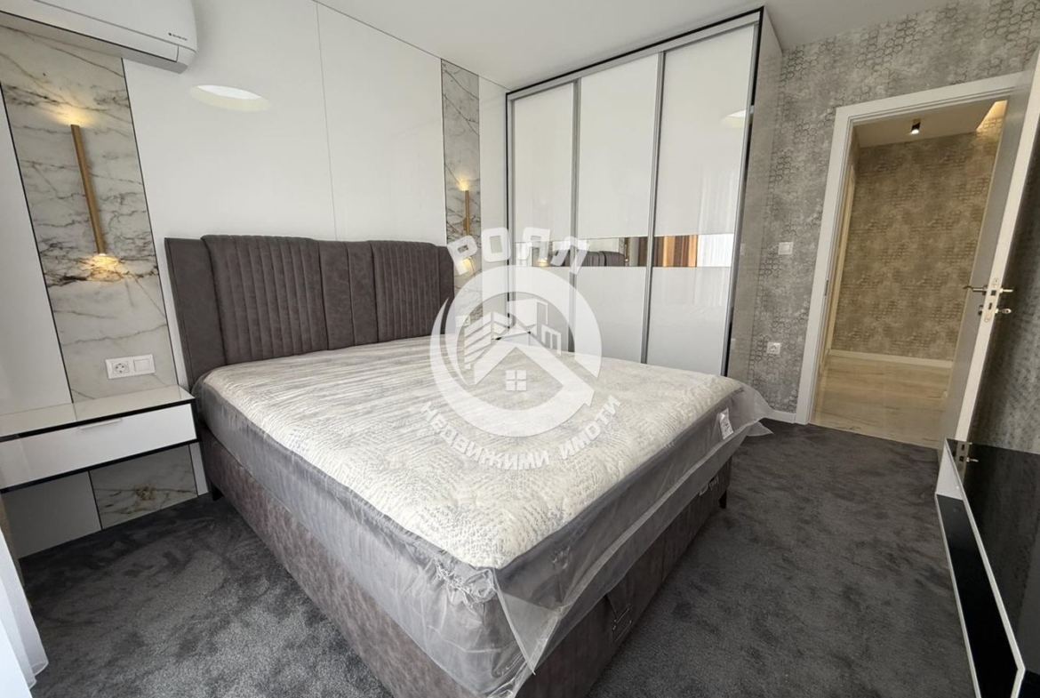 Роял Имоти продава стилен и напълно обзаведен тристаен апартамент в кв. Остромила, Пловдив - 0