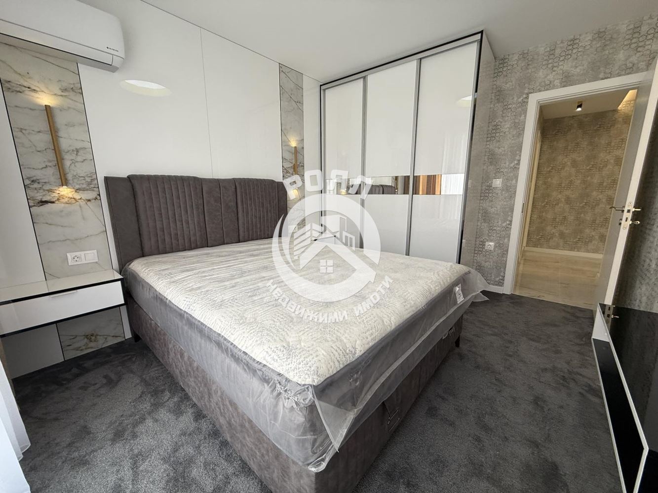 Роял Имоти продава стилен и напълно обзаведен тристаен апартамент в кв. Остромила, Пловдив - 0