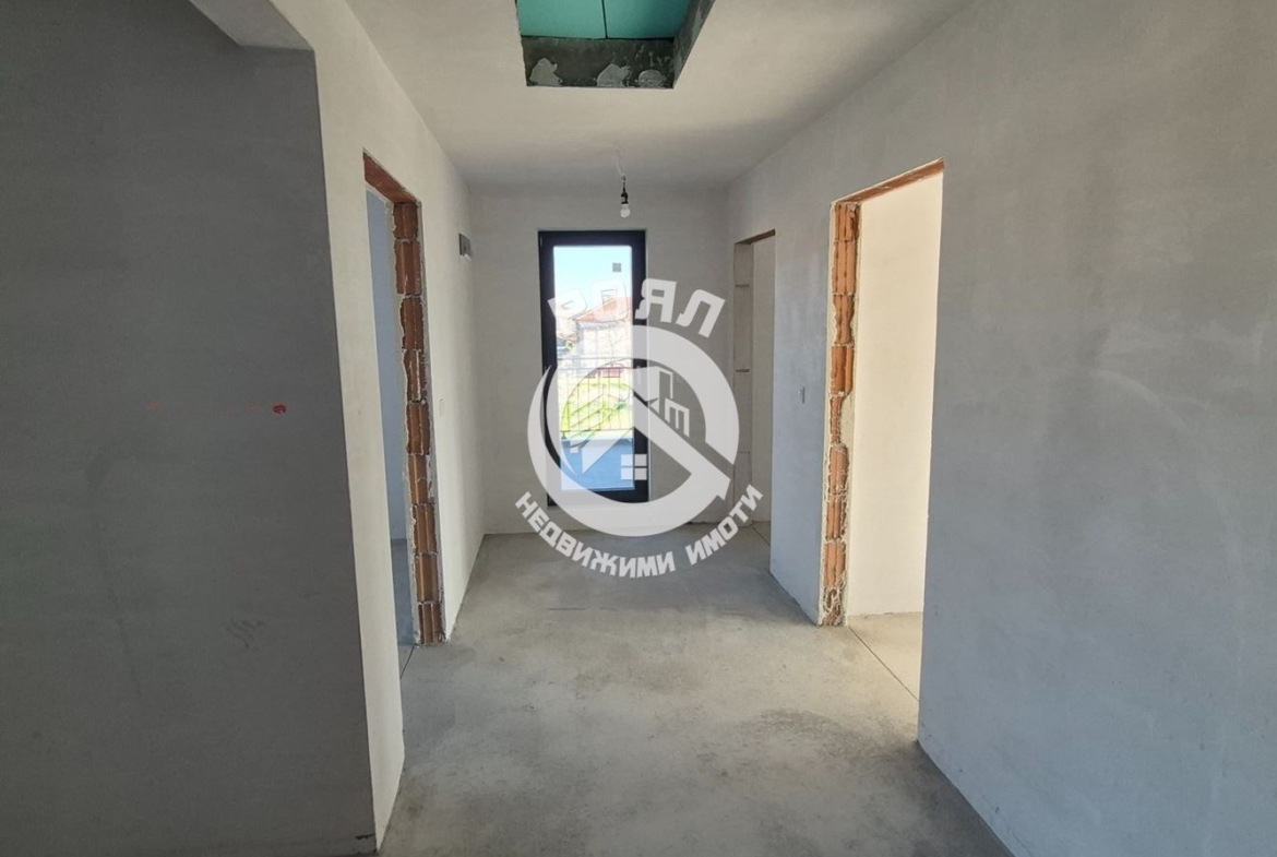 Роял Имоти предлага за продажба двуетажна къща в с.Златитрап - 0