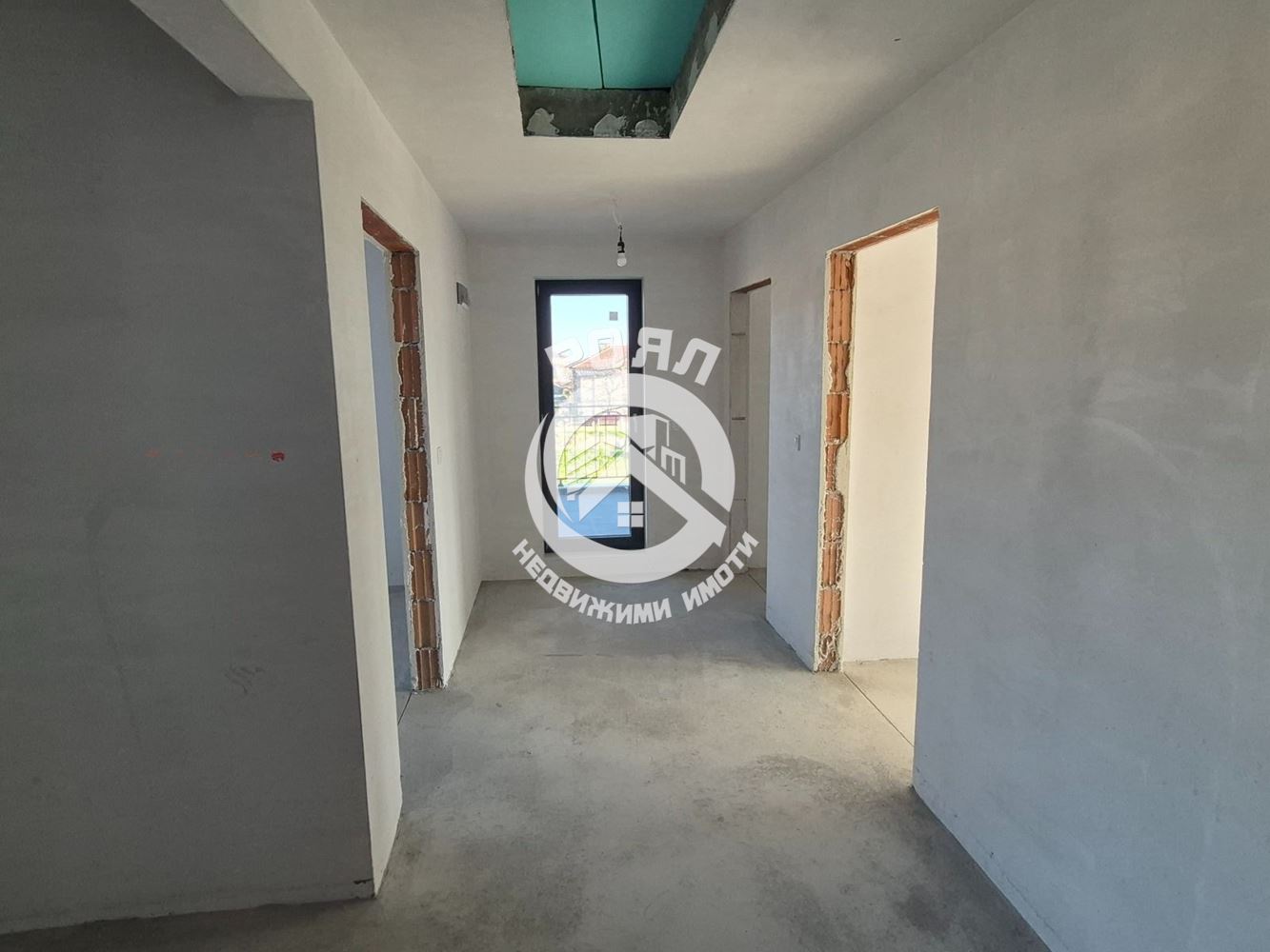 Роял Имоти предлага за продажба двуетажна къща в с.Златитрап - 0