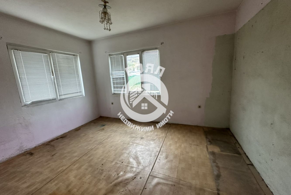 Роял Имоти продава двуетажна къща с двор в гр.Перущица - 0