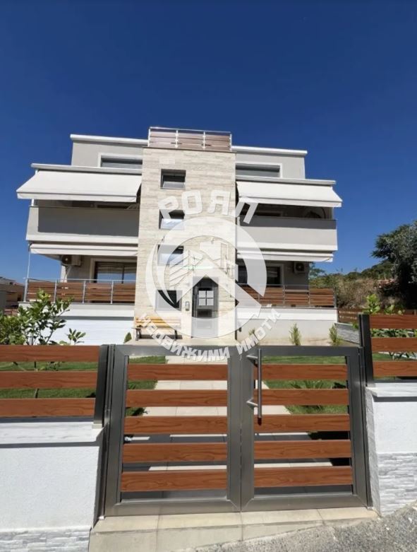 Просторен мезонет близо до морето в Неа Ираклица - 0