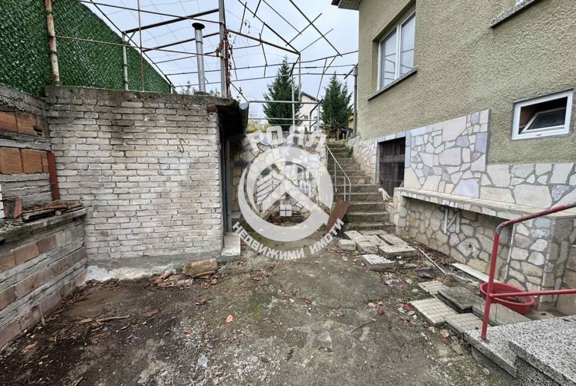 Роял Имоти продава двуетажна къща с двор в гр.Перущица - 0