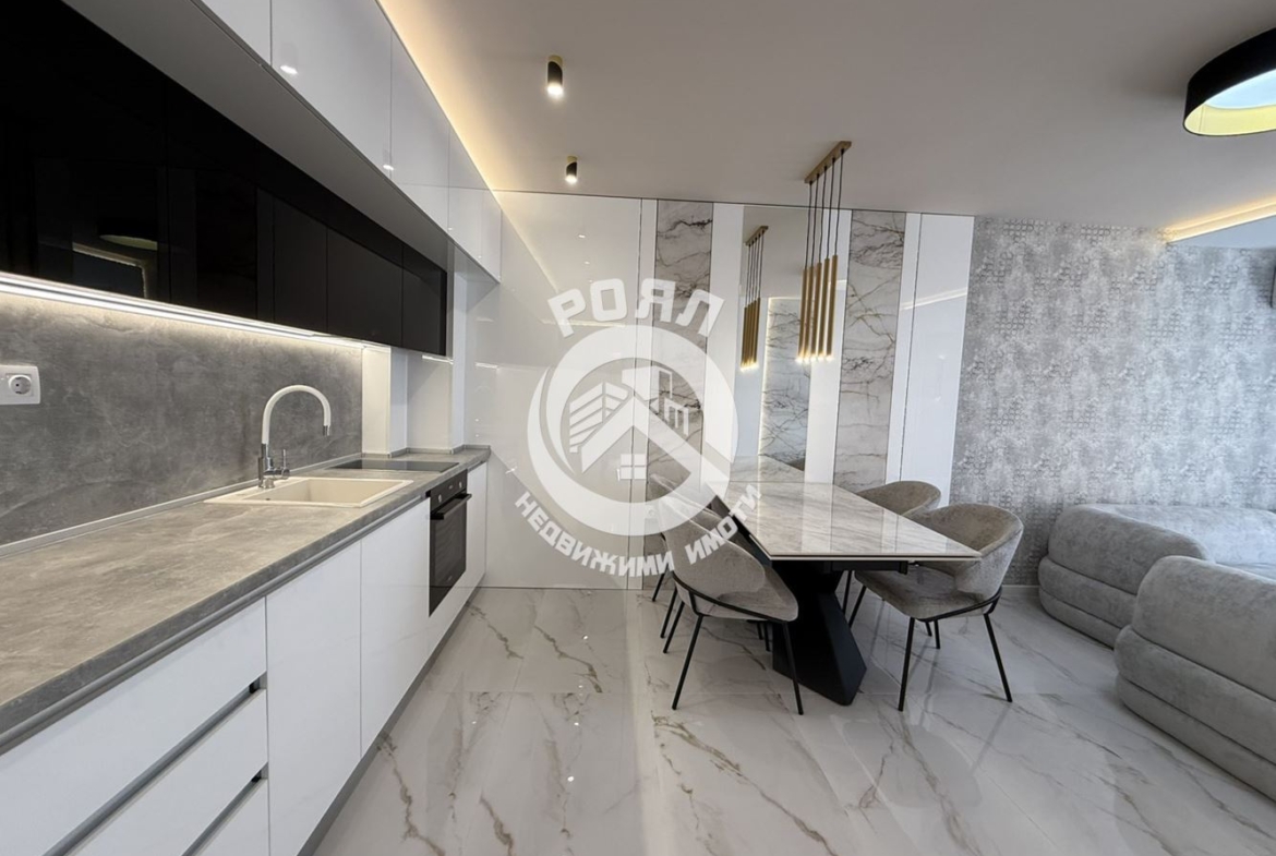 Роял Имоти продава стилен и напълно обзаведен тристаен апартамент в кв. Остромила, Пловдив - 0