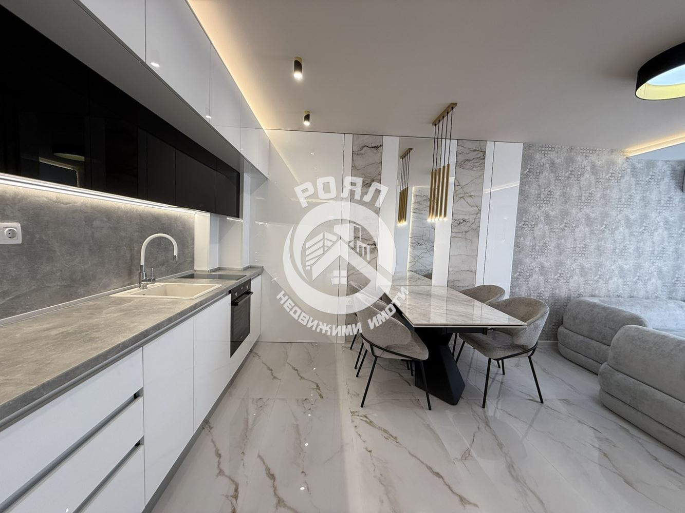 Роял Имоти продава стилен и напълно обзаведен тристаен апартамент в кв. Остромила, Пловдив - 0