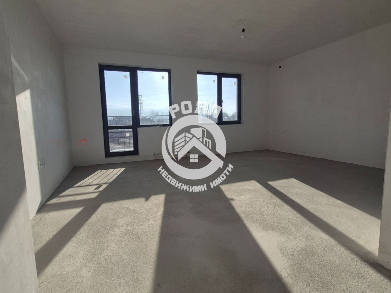 Роял Имоти предлага за продажба двуетажна къща в с.Златитрап - 0