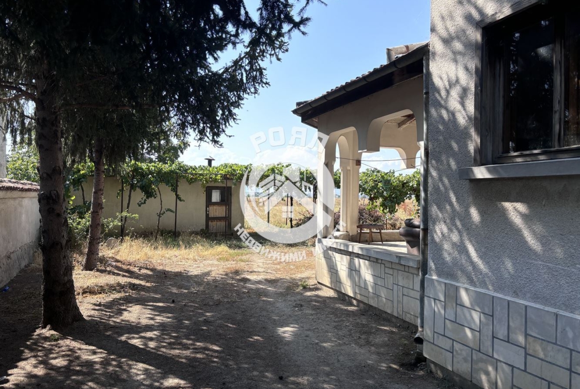 Роял Имоти продава ЕКСКЛУЗИВНО къща с двор в с.Бенковски - 0