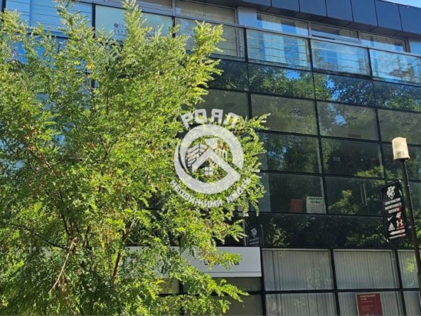 Роял Имоти продава търговски обект в кв.Център - 0