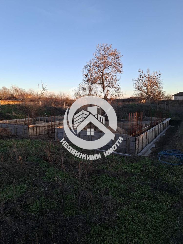 Роял имоти продава самостоятелна Къща с двор, пред акт 14, с.Паничери - 0