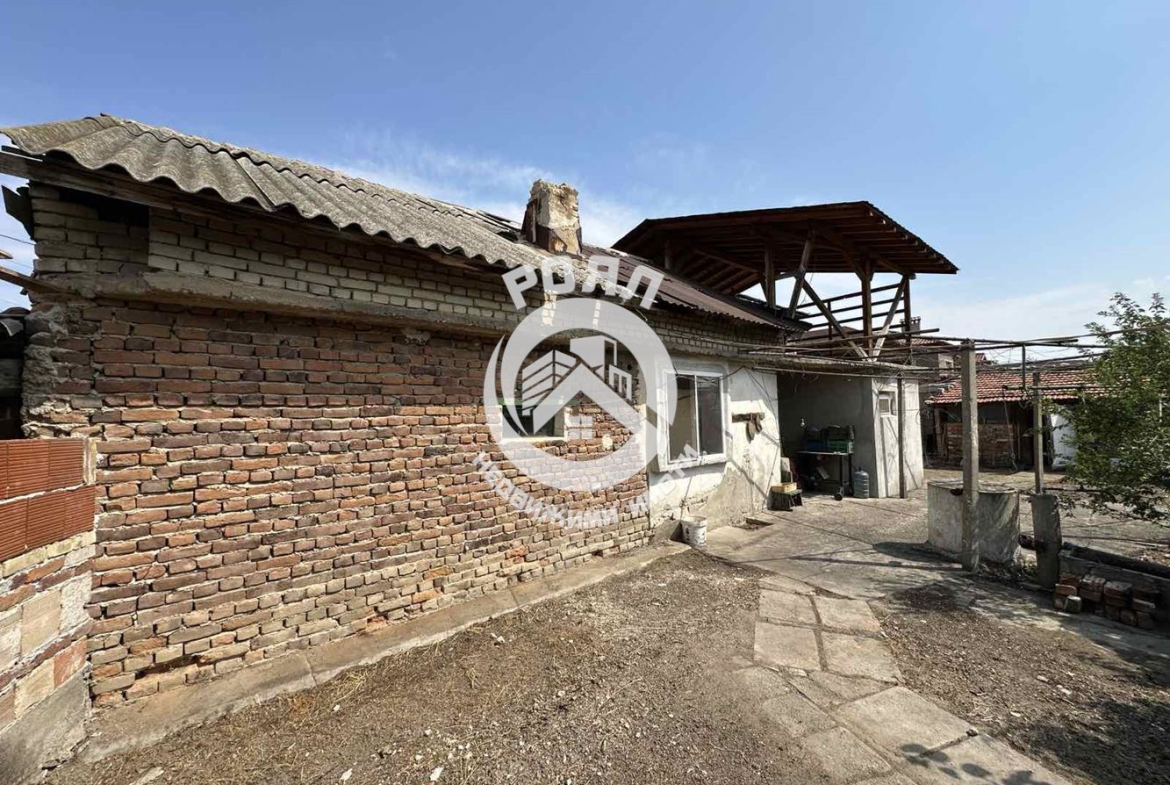 Роял имоти продава Ексклузивно двуетажна къща с двор в с.Йоаким Груево - 0