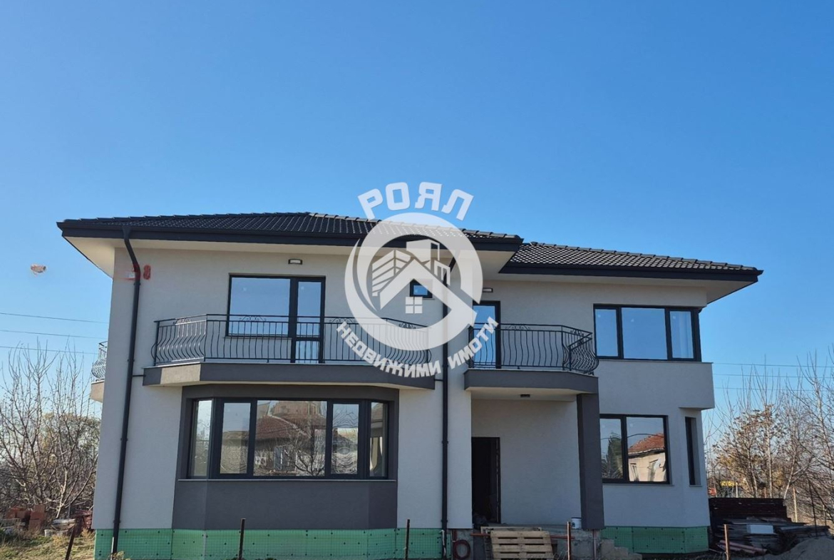 Роял Имоти предлага за продажба двуетажна къща в с.Златитрап - 0