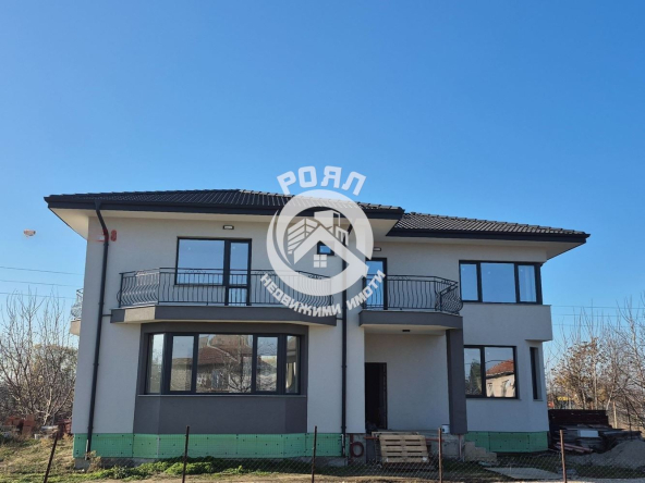 Роял Имоти предлага за продажба двуетажна къща в с.Златитрап - 0