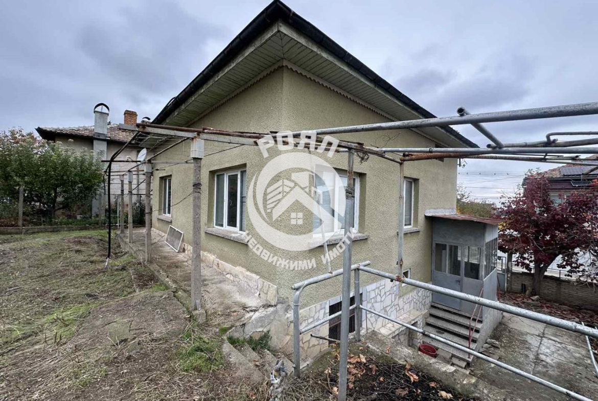 Роял Имоти продава двуетажна къща с двор в гр.Перущица - 0