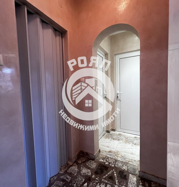 Роял имоти продава етаж от къща + мансарден двустаен апартамент, гараж, Прослав, Пловдив - 0