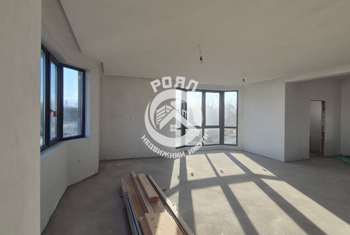 Роял Имоти предлага за продажба двуетажна къща в с.Златитрап - 0