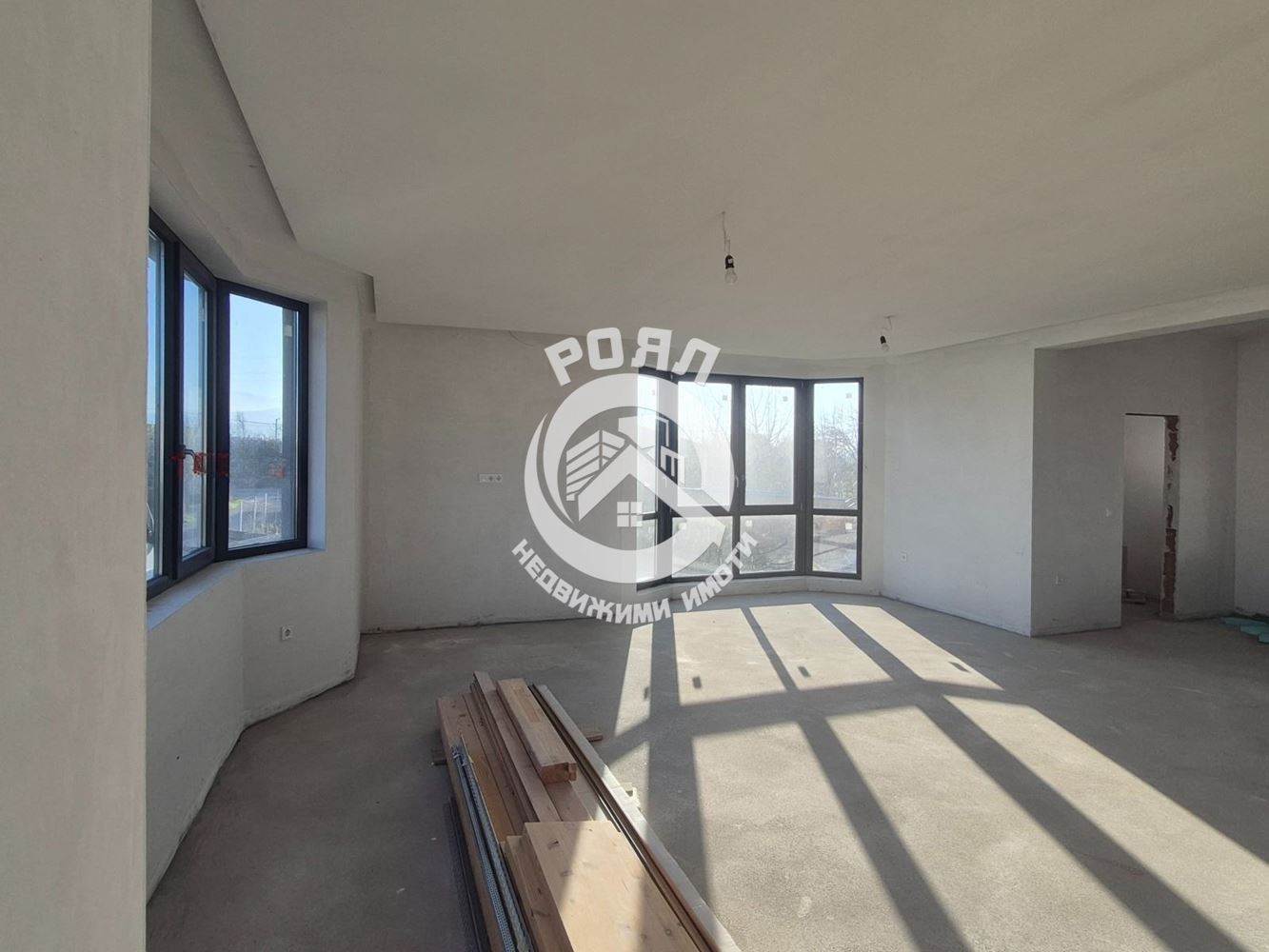 Роял Имоти предлага за продажба двуетажна къща в с.Златитрап - 0