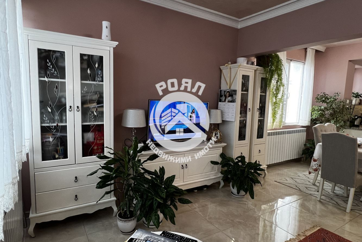 Роял имоти продава етаж от къща + мансарден двустаен апартамент, гараж, Прослав, Пловдив - 0