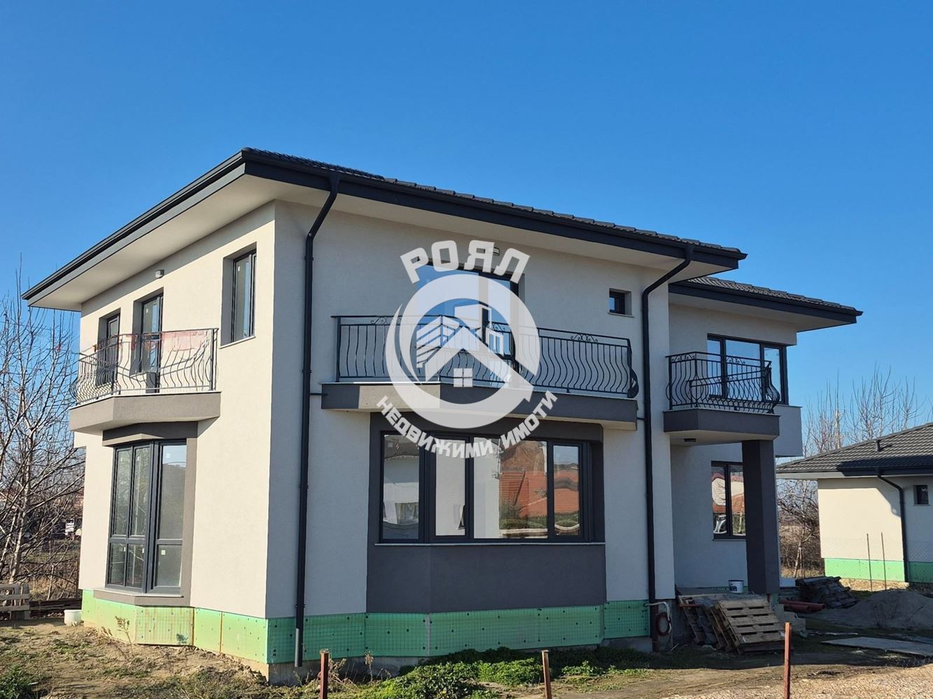 Роял Имоти предлага за продажба двуетажна къща в с.Златитрап - 0