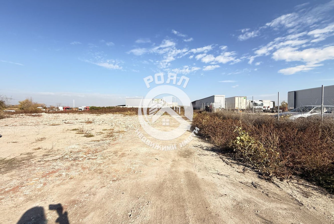 Роял имоти продава Ексклузивно Парцел - земеделски имот, на втора линия между кв.Прослав и Коматево - 0