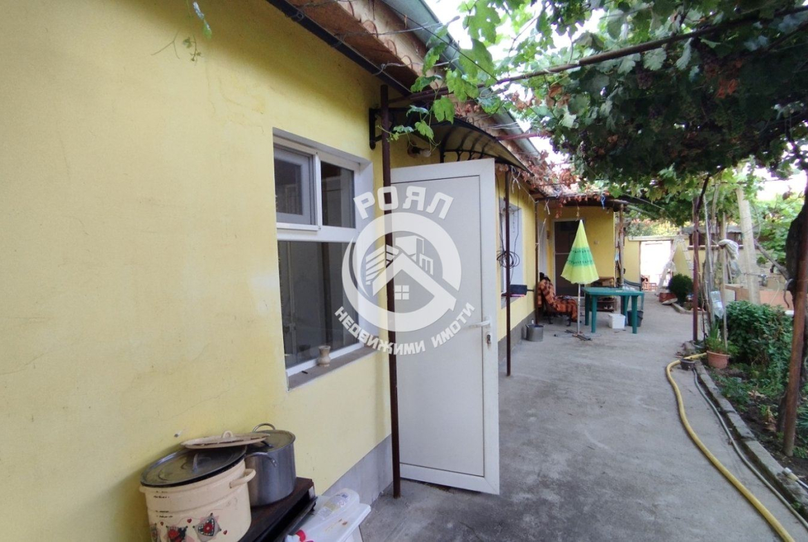 Роял имоти продава къща с двор в с. Паничери - 0