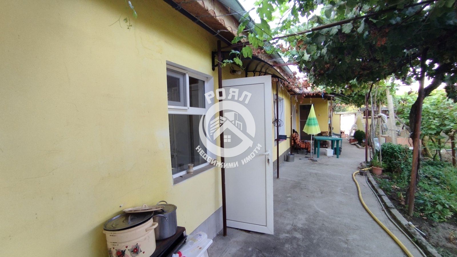 Роял имоти продава къща с двор в с. Паничери - 0