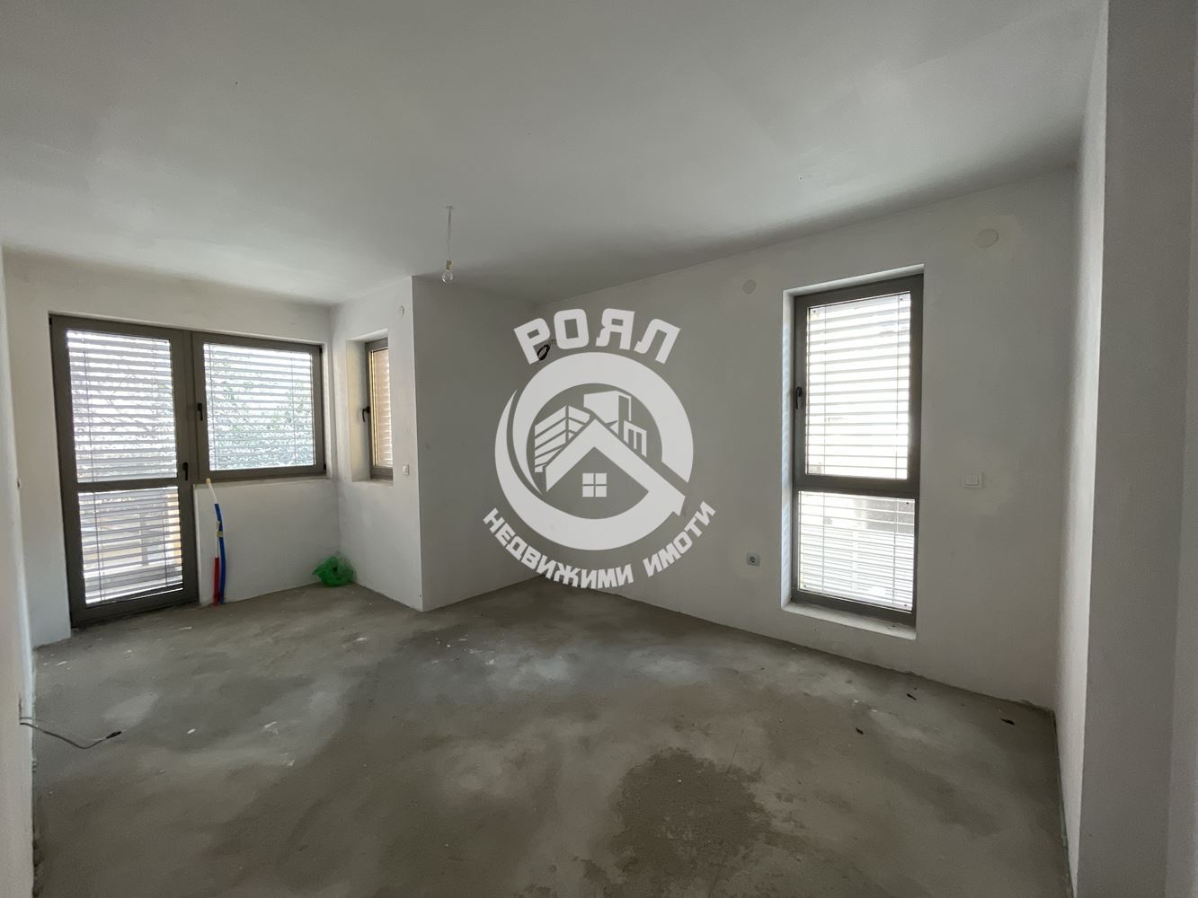 Роял имоти продава ЕКСКЛУЗИВНО тристаен апартамент, с Акт 16, Кършияка, до Новотел Пловдив - 0