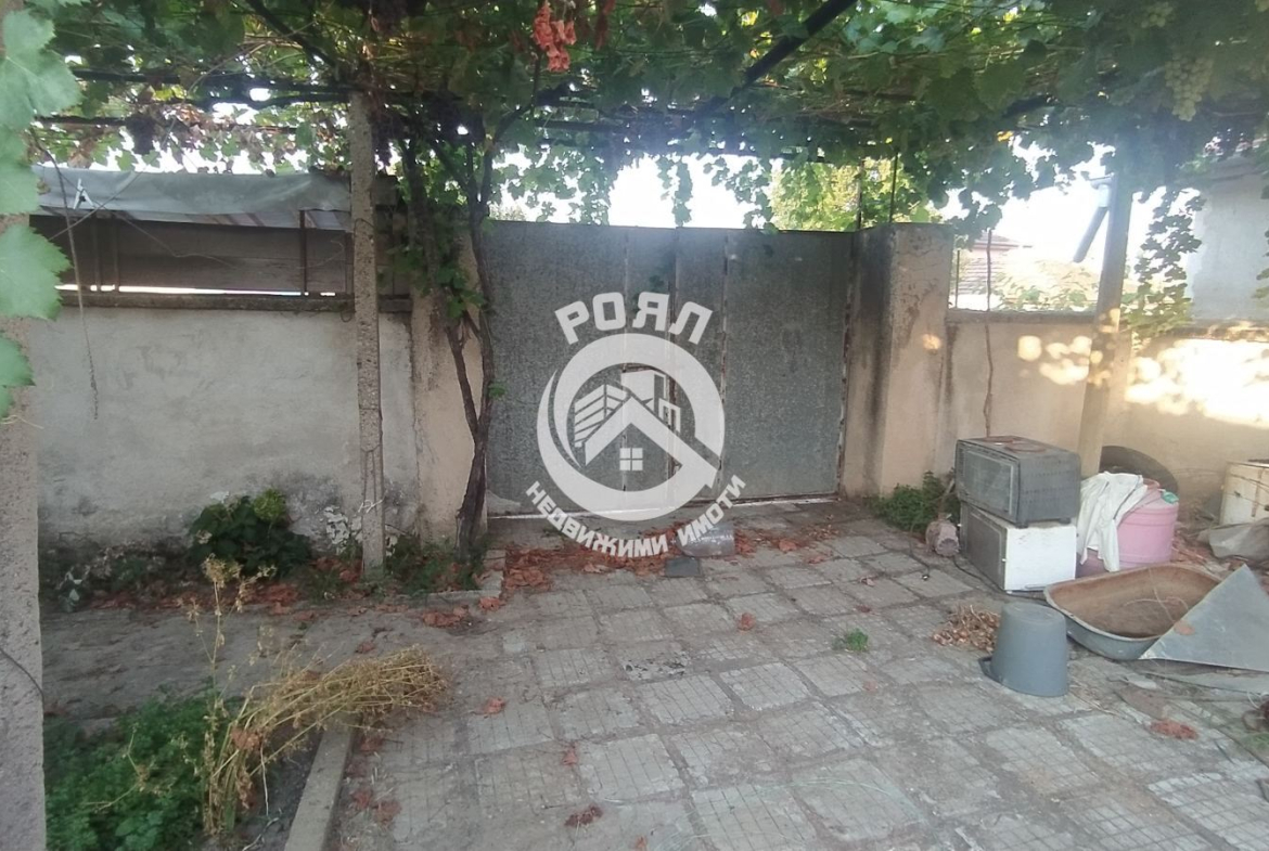 Роял имоти продава къща с двор в с. Паничери - 0