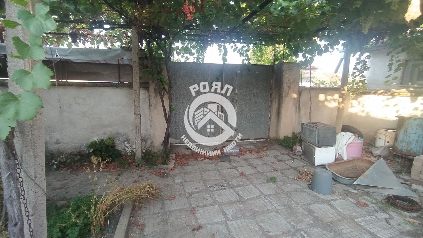 Роял имоти продава къща с двор в с. Паничери - 0