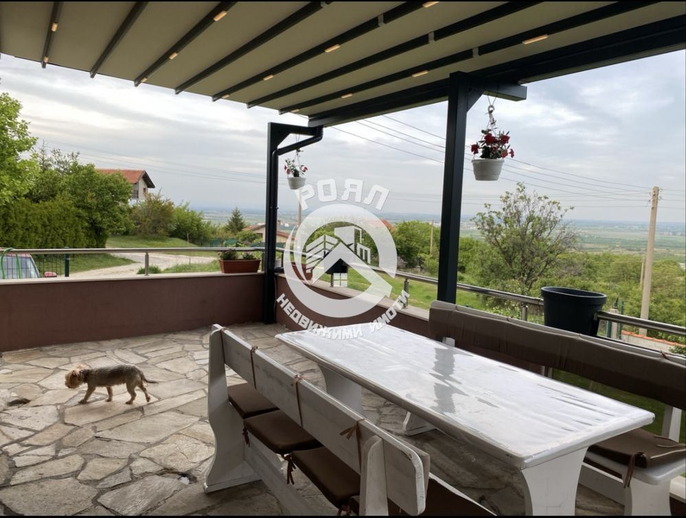 Роял Имоти продава обзаведена къща с 4 спални в село Брестник ,Пловдив - 0